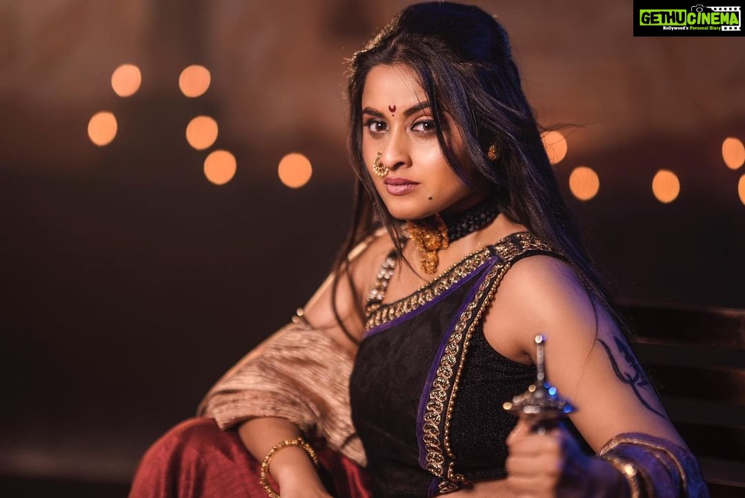 Arthana Binu Instagram - SHAKTI- The fearless feminine . . May you conquer the negativity within and spread joy during this vijayadashami (P.S Had to delete the same post which I put up in the morning and repost it due to some technical glitch 😇) . . Conceptualisation and direction: @drsmahesh MUAH: @obsession_beautylounge Styling: Priya Mahesh DOP: Subin Krishna Design: Bharath