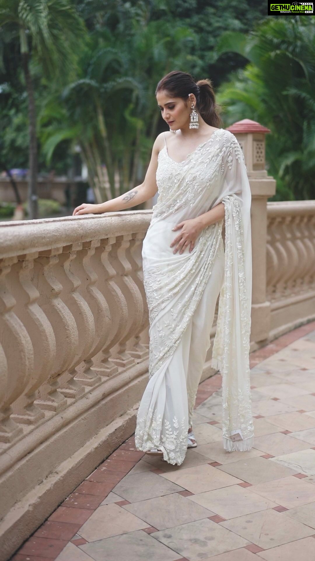 Arti Singh Instagram - Woh Noor Jo Dekha Chehre Ka Hui Raushan Meri Nigahein Bhi ❤️ Replay mode on @ap.dhillxn 😍 Shoot concept & creative Direction: @thebridesofindia @mansidhanak Makeup products: @Nourrbymallikabhat Hair by: @themadhurinakhale Makeup by: @mallika_bhat Location: @westinmumbaipowai Production @mansidhanak @vinavb @mehtaakshit @revurgeofficial Outfit: @premyabymanishii Jewellery: @rimayuO7 Videography by: @Abhithebear @_ayush.malviya_ On set styling: @stylebysugandhasood @micu_28_ #TheBridesofindia ✨🧿