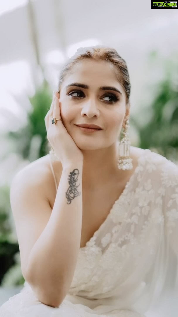 Arti Singh Instagram - BRB, Playing sundar susheel bridesmaid☺️❤️ Shoot concept & creative Direction: @thebridesofindia @mansidhanak Hair by: @themadhurinakhale Makeup by: @mallika_bhat Makeup products: @Nourrbymallikabhat On set styling: @stylebysugandhasood @micu_28_ Location: @westinmumbaipowai Outfit: @premyabymanishii Jewellery: @rimayuO7 Production: @mansidhanak @vinavb @mehtaakshit @revurgeofficial Photography by: @soham_088 #TheBridesofindia ✨🧿