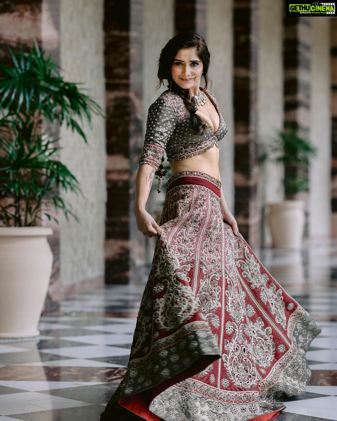 Arti Singh Instagram - Piya tose naina lage re❤️❤️ Shoot concept & creative Direction: @thebridesofindia @mansidhanak Hair by: @themadhurinakhale Makeup by: @makeupbytabeer_a Makeup products: @Nourrbymallikabhat On set styling: @stylebysugandhasood @micu_28_ Location: @westinmumbaipowai Outfit: @rockystarofficial Jewellery: @rimayuO7 Production: @mansidhanak @vinavb @mehtaakshit @revurgeofficial Photography by: @seventybytwo #TheBridesofIndia ✨🧿