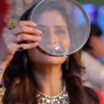 Arti Singh Instagram - This scene from DDLJ .. ❤️😍 happy karwa chauth to all the girls and women who has kept karwa chauth for their husbands and lovers … god bless all . Zinda har pyar rahe❤️ Pictures by @patilatharva_