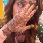 Arti Singh Instagram - Crushing on my mehendi ❤️
