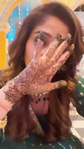 Arti Singh Instagram - Crushing on my mehendi ❤️