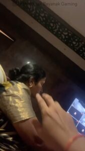 Arun Mashettey Instagram - Khana Khata ya Phir 🤨😂 Desi Mom ❤️😂
.
.
.
.
.
.
.
.

#Arun #Hyderabadi #Funnyvideos #reelsinstagram #reels  #memes4ever  #funnymemes #Hyderabad #Arunbhai #Arunbhaibolthe #Achanakbayanakgaming #achanakbayanak #Hyderabadicomedy 
#funnymoments  #savagereplies #viralpost  #reelsdaily #funny #couple #bhabhi #Arunbhaibolthe #viral #trending #couplefunny #omegle #kannada #karnataka #bidar #telugu #marathi #reelkarofeelkaro