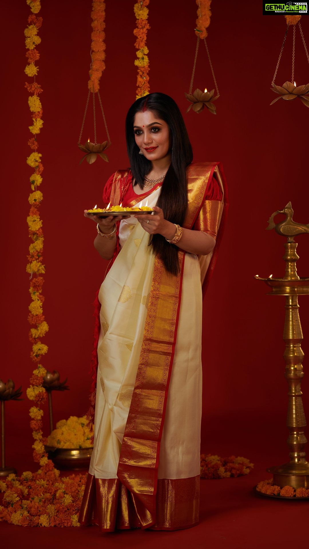 Arya Instagram - NAVRATRI LOOK BOOK .. # 9 AMBE MAA 🔥❤️ MAHANAVAMI Saree @kanchivaram.in styling @sabarinathk_ Draped by @draping_damini MUA & Hair @shoshank_makeup Videography and editing @plan.b.actions @jibinartist Jewelry @goodwillcollectionskerala Art & Decor @silvester_attractte Studio @maxxocreative Videography asst by @dayonphotos #navratrispecial #navratri #navratri2023 #navratrireels #navratrioutfit #festivevibes #fashionreels #dressup #makeup #makeupreels #festivereel #navratricollection #festival #indianfestival #dance #garba #garbanight #aryabadai #fashionista #influencer #cochin #kerala