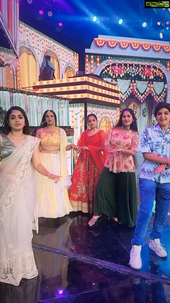 Arya Instagram - #Ramaiyavastavaiya With Asianets Gorgeous Angels ❤❤❤ #jawan #srk #atlee #anirudh #reelitfeelit Kochi, India