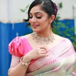 Arya Instagram - When you discover your self worth, you will lose interest in anyone who doesn’t see it … 😇 SAREE @kanchivaram.in MUA @shoshank_makeup Styling @sabarinathk_ Pc @pranavraaaj #makeup #dressup #saree #sareelovers #traditions #drape #work #lovemyjob