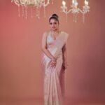 Arya Instagram – I love it …
I draped it … 

Saree @kanchivaram.in 
MUA @shoshank_makeup 
Styling @sabarinathk_ 
Draping @draping_damini 
Jewelry @goodwillcollectionskerala 
Photography @plan.b.actions @jibinartist 
Asst @dayonphotos 
Art @silvester_attractte 
Studio @maxxocreative 

#trendingnow #saree #sareelovers #drape #silk #tissue #fashion #makeup #aryabadai #pastel #happiness #kanchivaram