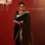 Arya Instagram – NAVRATRI LOOK BOOK .. # 3

VIGHN NASHAK🔥🖤

Saree @kanchivaram.in 
styling @sabarinathk_ 
Draped by @draping_damini 
MUA & Hair  @shoshank_makeup 
Videography and editing @plan.b.actions @jibinartist 
Jewelry @goodwillcollectionskerala 
Art & Decor @silvester_attractte 
Studio @maxxocreative 
Videography asst by @dayonphotos 

#navratrispecial #navratri #navratri2023 #navratrireels #navratrioutfit #festivevibes #fashionreels #dressup #makeup #makeupreels #festivereel #navratricollection #festival #indianfestival #dance #garba #garbanight #aryabadai #fashionista #influencer #cochin #kerala