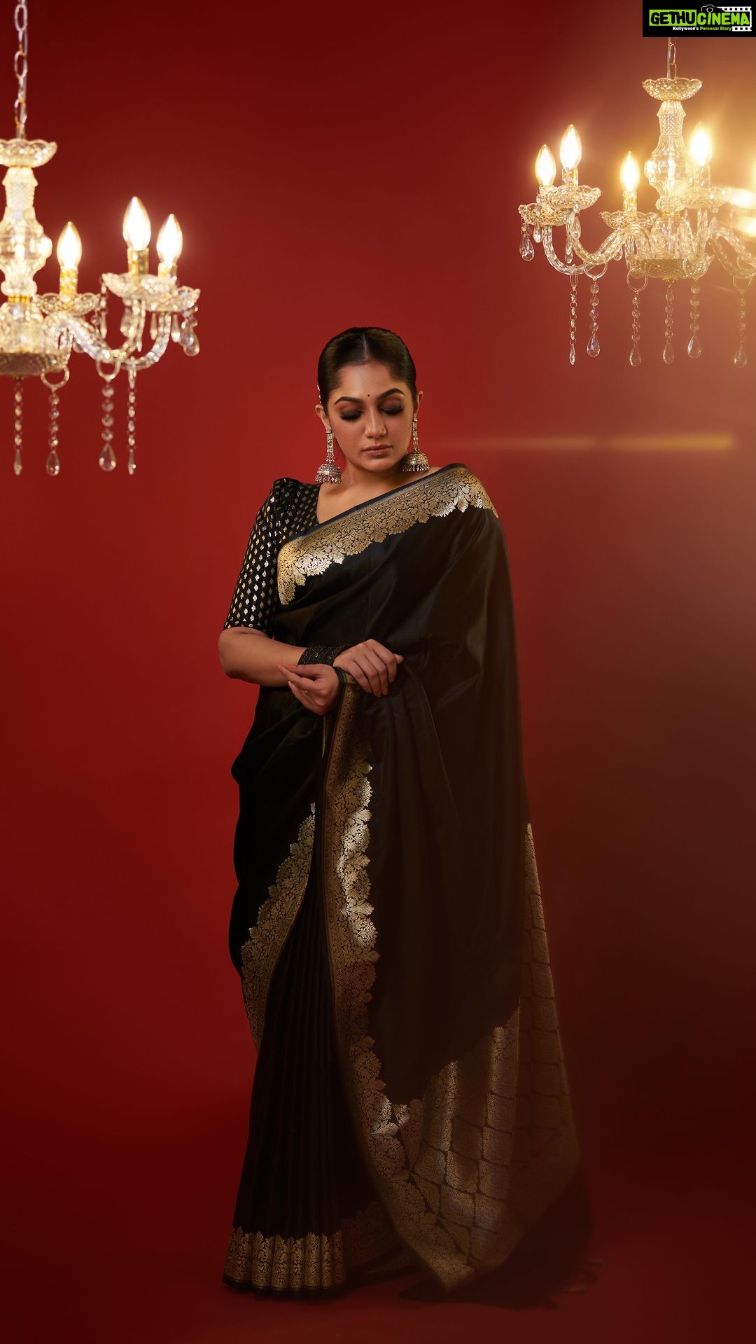 Arya Instagram - NAVRATRI LOOK BOOK .. # 3 VIGHN NASHAK🔥🖤 Saree @kanchivaram.in styling @sabarinathk_ Draped by @draping_damini MUA & Hair @shoshank_makeup Videography and editing @plan.b.actions @jibinartist Jewelry @goodwillcollectionskerala Art & Decor @silvester_attractte Studio @maxxocreative Videography asst by @dayonphotos #navratrispecial #navratri #navratri2023 #navratrireels #navratrioutfit #festivevibes #fashionreels #dressup #makeup #makeupreels #festivereel #navratricollection #festival #indianfestival #dance #garba #garbanight #aryabadai #fashionista #influencer #cochin #kerala