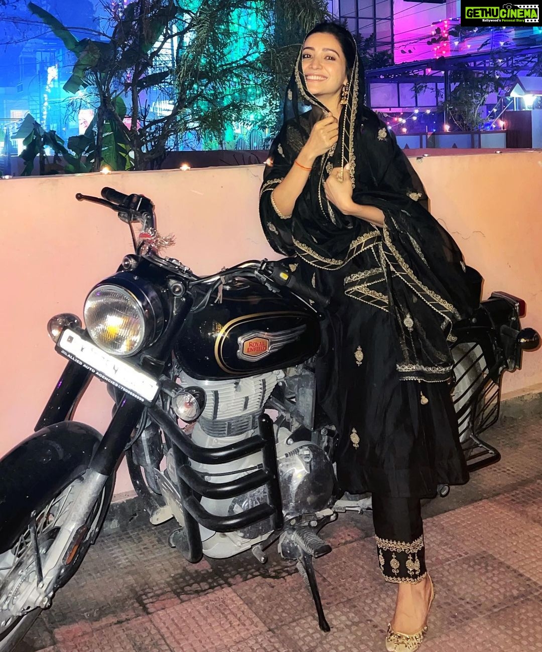Asha Negi Instagram - Tried resisting those cliche Diwali poses, And failed beautifully!🤭😛 . @houseofsupriya X @consult_shalika @styling.your.soul . #bulletrani #diwali Dehradun, Uttarakhand