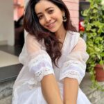 Asha Negi Instagram - ज़िंदगी very very गुलज़ार है।🤍🌷 Chhoti Diwali Ki शुभकामनाएँ people!✨ Special mention to my Dost @___anshuman.s___ for these beautiful earrings he got for me from a vacation!♥️ . . @aachho @dinky_nirh Ghar :)