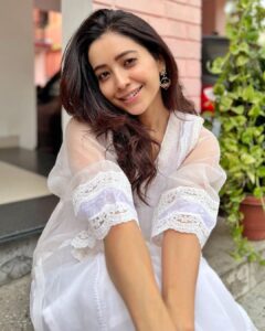 Asha Negi Instagram - ज़िंदगी very very गुलज़ार है।🤍🌷
Chhoti Diwali Ki शुभकामनाएँ people!✨
Special mention to my Dost @___anshuman.s___  for these beautiful earrings he got for me from a vacation!♥️ 
.
.

@aachho 
@dinky_nirh