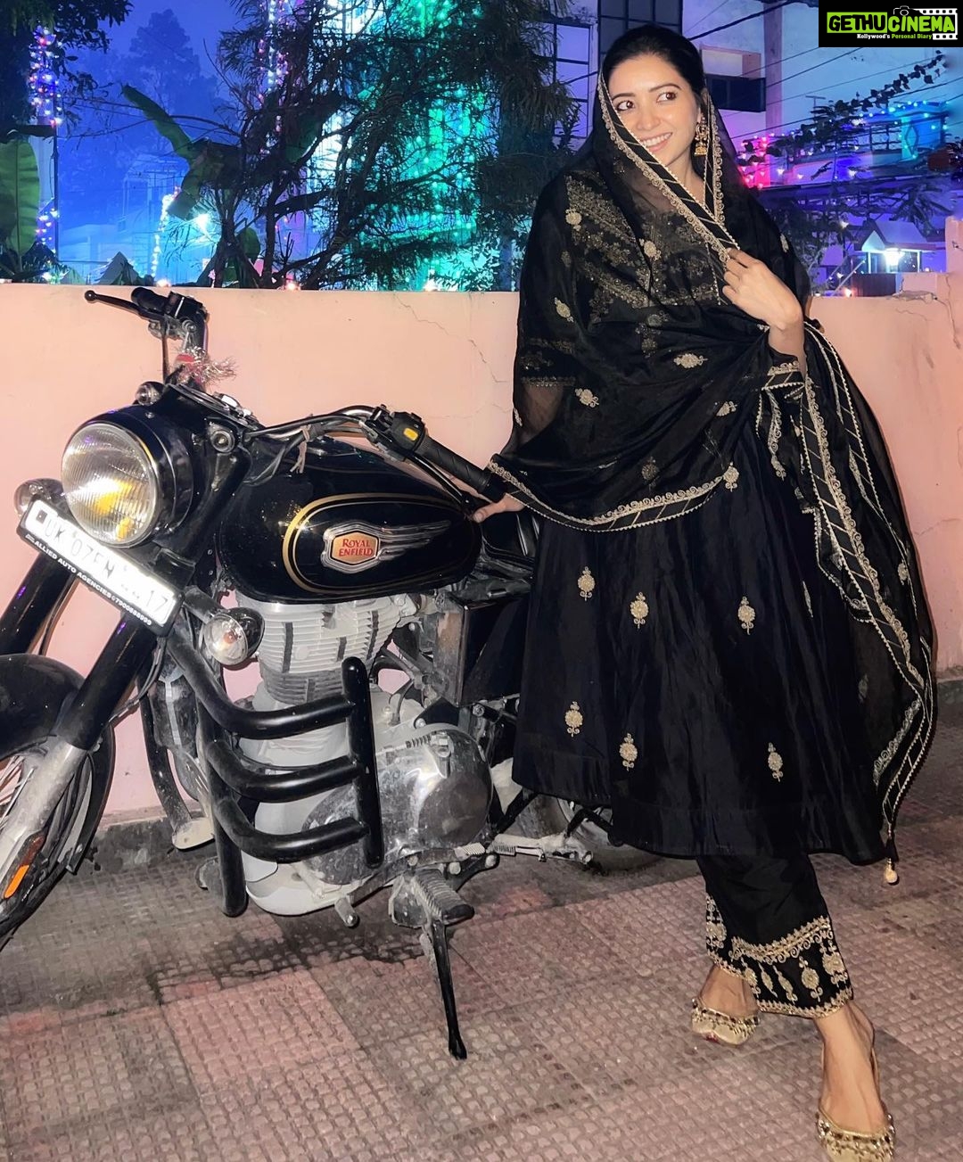 Asha Negi Instagram - Tried resisting those cliche Diwali poses, And failed beautifully!ðŸ¤ðŸ˜› . @houseofsupriya X @consult_shalika @styling.your.soul . #bulletrani #diwali Dehradun, Uttarakhand