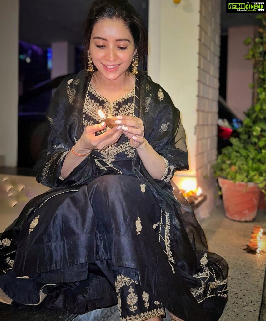 Asha Negi Instagram - Tried resisting those cliche Diwali poses, And failed beautifully!🤭😛 . @houseofsupriya X @consult_shalika @styling.your.soul . #bulletrani #diwali Dehradun, Uttarakhand