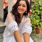 Asha Negi Instagram - ज़िंदगी very very गुलज़ार है।🤍🌷 Chhoti Diwali Ki शुभकामनाएँ people!✨ Special mention to my Dost @___anshuman.s___ for these beautiful earrings he got for me from a vacation!♥️ . . @aachho @dinky_nirh Ghar :)