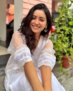 Asha Negi Instagram - ज़िंदगी very very गुलज़ार है।🤍🌷
Chhoti Diwali Ki शुभकामनाएँ people!✨
Special mention to my Dost @___anshuman.s___  for these beautiful earrings he got for me from a vacation!♥️ 
.
.

@aachho 
@dinky_nirh