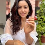 Asha Negi Instagram - ज़िंदगी very very गुलज़ार है।🤍🌷 Chhoti Diwali Ki शुभकामनाएँ people!✨ Special mention to my Dost @___anshuman.s___ for these beautiful earrings he got for me from a vacation!♥️ . . @aachho @dinky_nirh Ghar :)