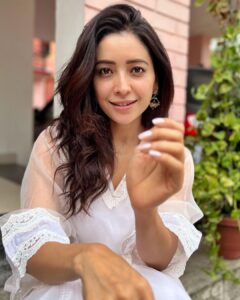 Asha Negi Instagram - ज़िंदगी very very गुलज़ार है।🤍🌷
Chhoti Diwali Ki शुभकामनाएँ people!✨
Special mention to my Dost @___anshuman.s___  for these beautiful earrings he got for me from a vacation!♥️ 
.
.

@aachho 
@dinky_nirh