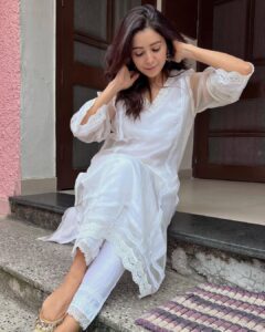 Asha Negi Instagram - ज़िंदगी very very गुलज़ार है।🤍🌷
Chhoti Diwali Ki शुभकामनाएँ people!✨
Special mention to my Dost @___anshuman.s___  for these beautiful earrings he got for me from a vacation!♥️ 
.
.

@aachho 
@dinky_nirh