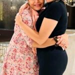 Asha Sharath Instagram – From miles apart to heartwarming hugs in Chicago 🇺🇸❤️ Reuniting with my daughter, and my heart is bursting with love! 🥰👩‍👧 #FamilyReunion #EmotionalJourney #ChicagoDiaries