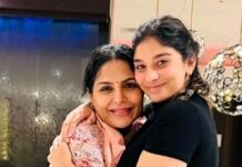 Asha Sharath Instagram - From miles apart to heartwarming hugs in Chicago 🇺🇸❤️ Reuniting with my daughter, and my heart is bursting with love! 🥰👩‍👧 #FamilyReunion #EmotionalJourney #ChicagoDiaries