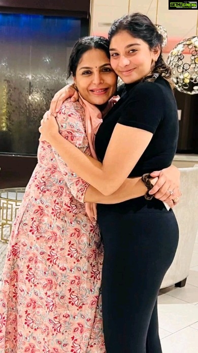 Asha Sharath Instagram - From miles apart to heartwarming hugs in Chicago 🇺🇸❤ Reuniting with my daughter, and my heart is bursting with love! 🥰👩‍👧 #FamilyReunion #EmotionalJourney #ChicagoDiaries