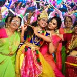 Asha Sharath Instagram - ശ്രീമദ് നാരായണീയ മഹോത്സവം ഗോപിക നൃത്തം 4000 നർത്തകിമാർക്കൊപ്പം നൃത്തം ചെയ്യാൻ കഴിഞ്ഞത് സുകൃതമായി കരുതുന്നു Spcl thanks to Manoramma and all the Photographers