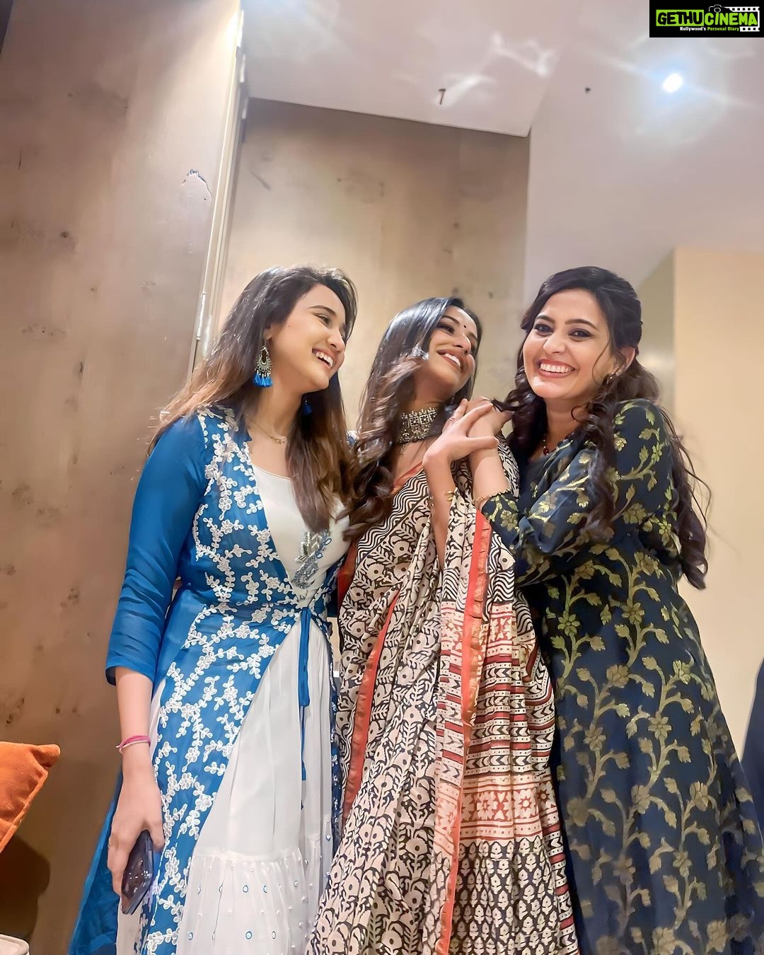 Ashi Singh Instagram - Official Card Partner. πΈβ€οΈπ #iykyk @i_ashisinghh @bansalsmita_ @thesiddharthnigam π₯³