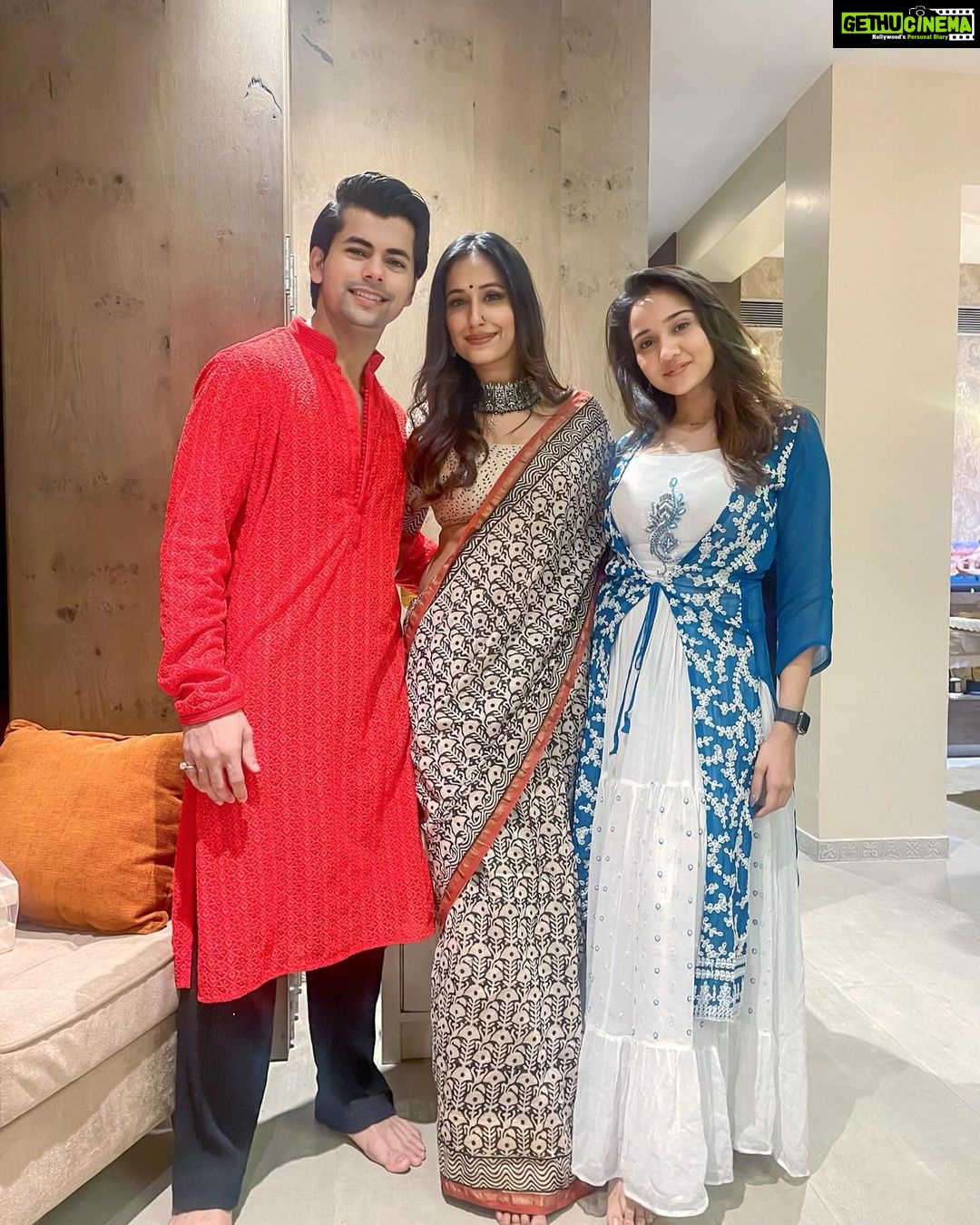 Ashi Singh Instagram - Official Card Partner. πΈβ€οΈπ #iykyk @i_ashisinghh @bansalsmita_ @thesiddharthnigam π₯³
