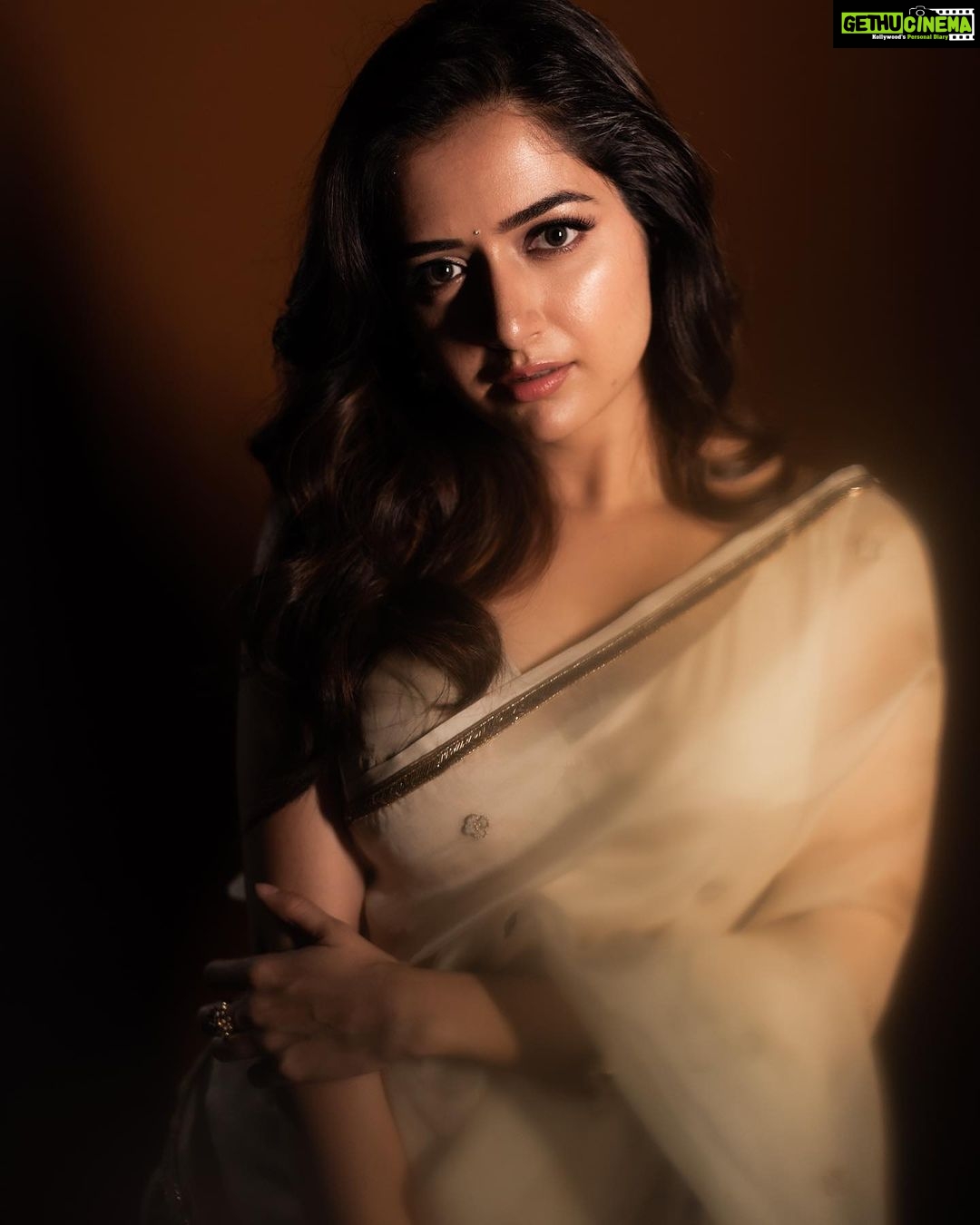 Ashika Ranganath Instagram - Brightening your feed with early diwali wishes.. Happy Diwali 🪔 Happy Deepavali!!! Saree by @raw_mango Stylist @varshini_janakiram @stilerush_by_varshinijanakiram Asst styling @kavya.shivashankar Make up @shreeyapawar_makeup_studio Hair @paramesh_hairstylist Shot by @vasukikarkone @chethna_k Jewellery @joscojewellers