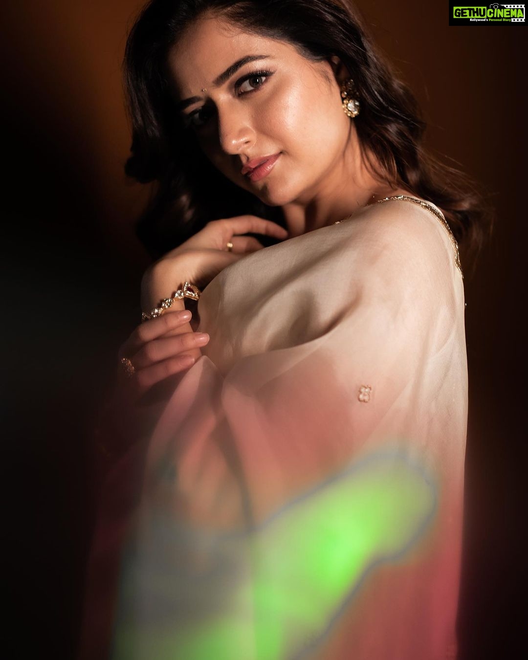 Ashika Ranganath Instagram - Brightening your feed with early diwali wishes.. Happy Diwali 🪔 Happy Deepavali!!! Saree by @raw_mango Stylist @varshini_janakiram @stilerush_by_varshinijanakiram Asst styling @kavya.shivashankar Make up @shreeyapawar_makeup_studio Hair @paramesh_hairstylist Shot by @vasukikarkone @chethna_k Jewellery @joscojewellers
