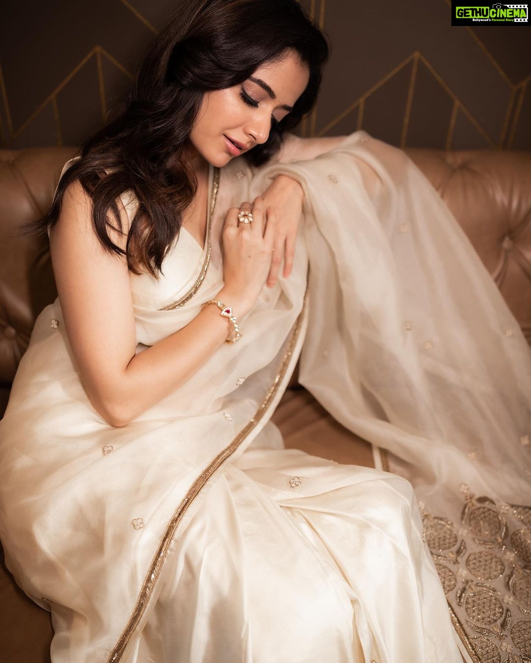 Ashika Ranganath Instagram - Brightening your feed with early diwali wishes.. Happy Diwali 🪔 Happy Deepavali!!! Saree by @raw_mango Stylist @varshini_janakiram @stilerush_by_varshinijanakiram Asst styling @kavya.shivashankar Make up @shreeyapawar_makeup_studio Hair @paramesh_hairstylist Shot by @vasukikarkone @chethna_k Jewellery @joscojewellers