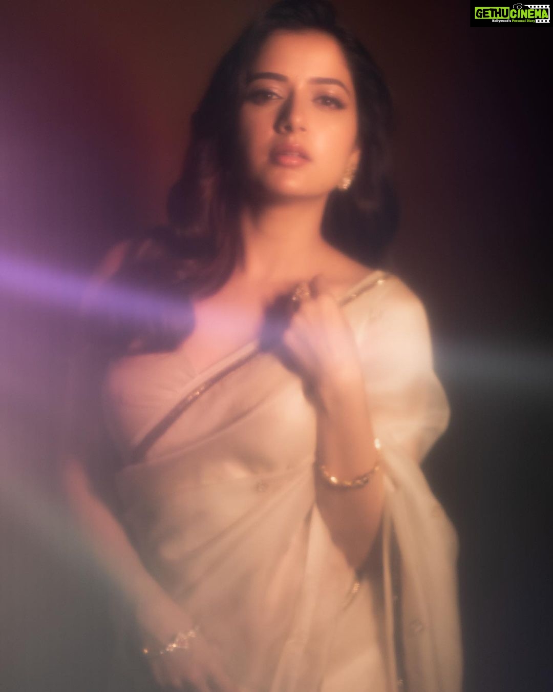 Ashika Ranganath Instagram - Brightening your feed with early diwali wishes.. Happy Diwali 🪔 Happy Deepavali!!! Saree by @raw_mango Stylist @varshini_janakiram @stilerush_by_varshinijanakiram Asst styling @kavya.shivashankar Make up @shreeyapawar_makeup_studio Hair @paramesh_hairstylist Shot by @vasukikarkone @chethna_k Jewellery @joscojewellers