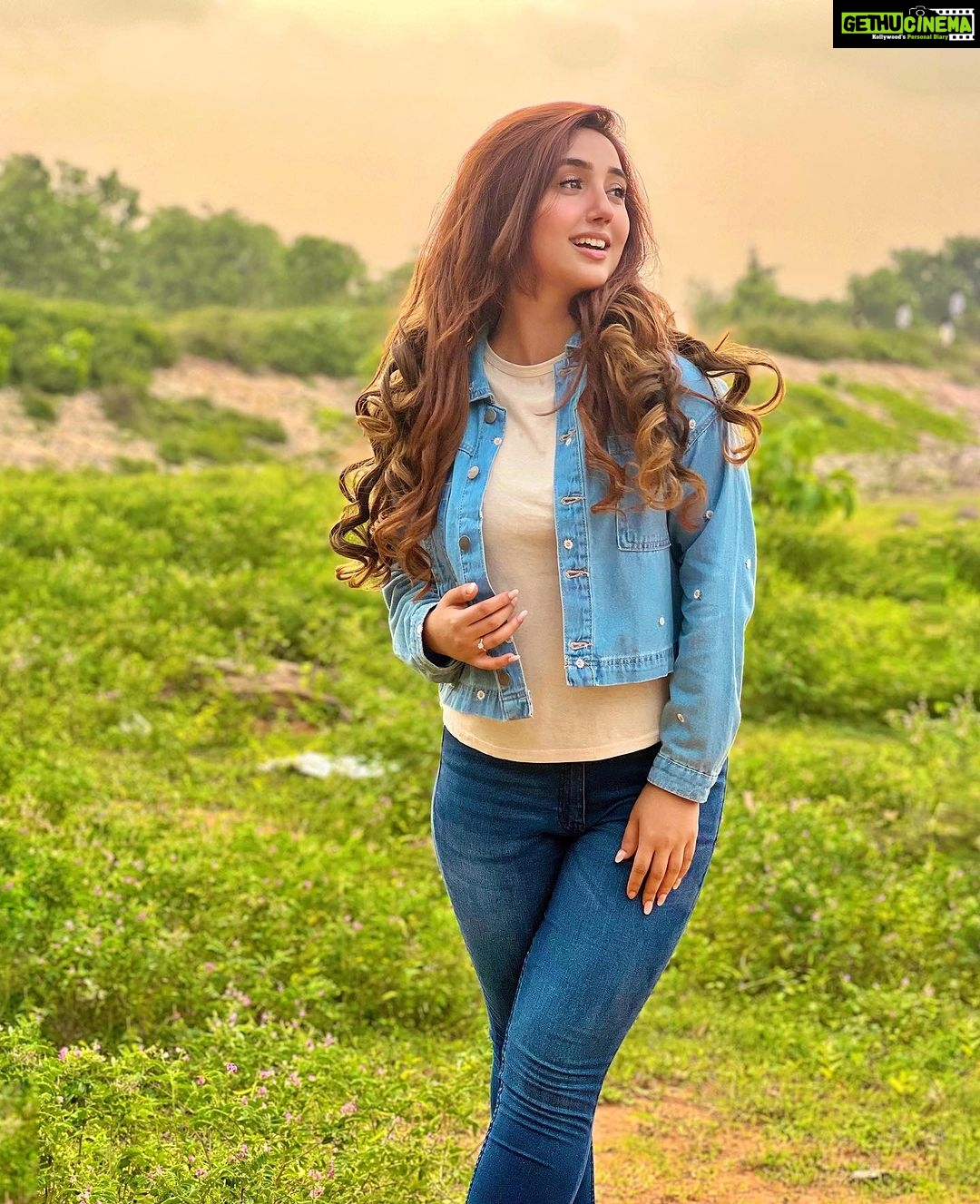 Ashnoor Kaur Instagram - Wandering where Wi-Fi is weak👀🌳🤍