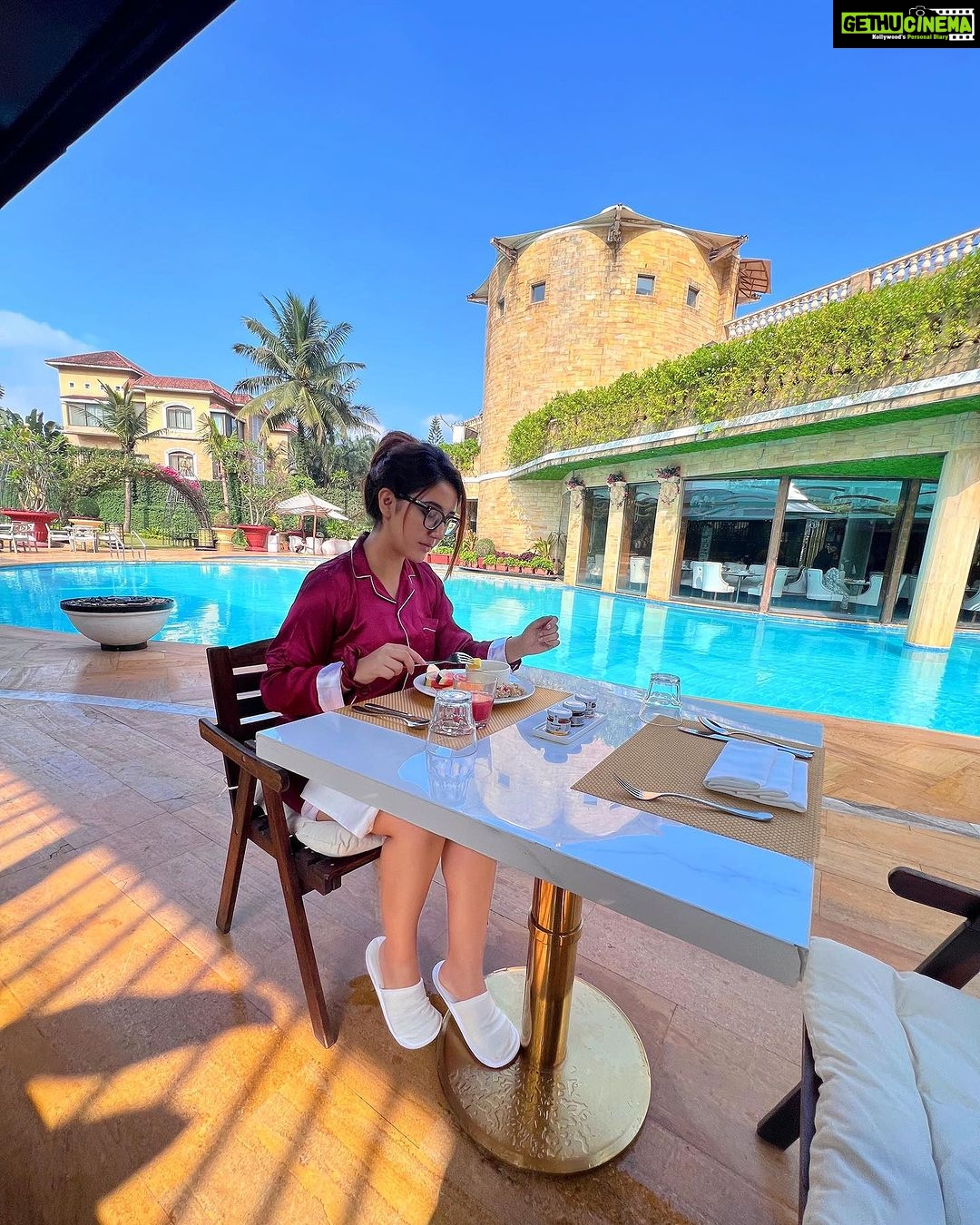 Ashnoor Kaur Instagram - Mornings like these🤍✨ #BreakfastByThePool . . . 📍 @dellaadventureandresorts @jimmy_mistry #DellaResorts #DellaAdventureAndResorts #DellaAdventure #JimmyMistry #breakfast #poolside #poolbreakfast Della Adventure & Resorts