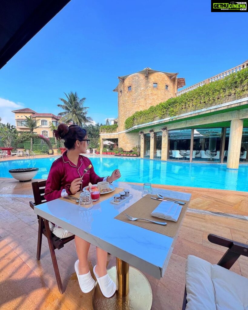 Ashnoor Kaur Instagram - Mornings like these🤍✨ #BreakfastByThePool . . . 📍 @dellaadventureandresorts @jimmy_mistry #DellaResorts #DellaAdventureAndResorts #DellaAdventure #JimmyMistry #breakfast #poolside #poolbreakfast Della Adventure & Resorts