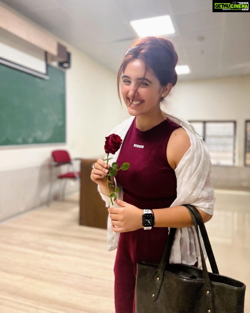 Ashnoor Kaur Instagram - ‘Cause it’s vacation szn and I kinda miss college♥️ At College