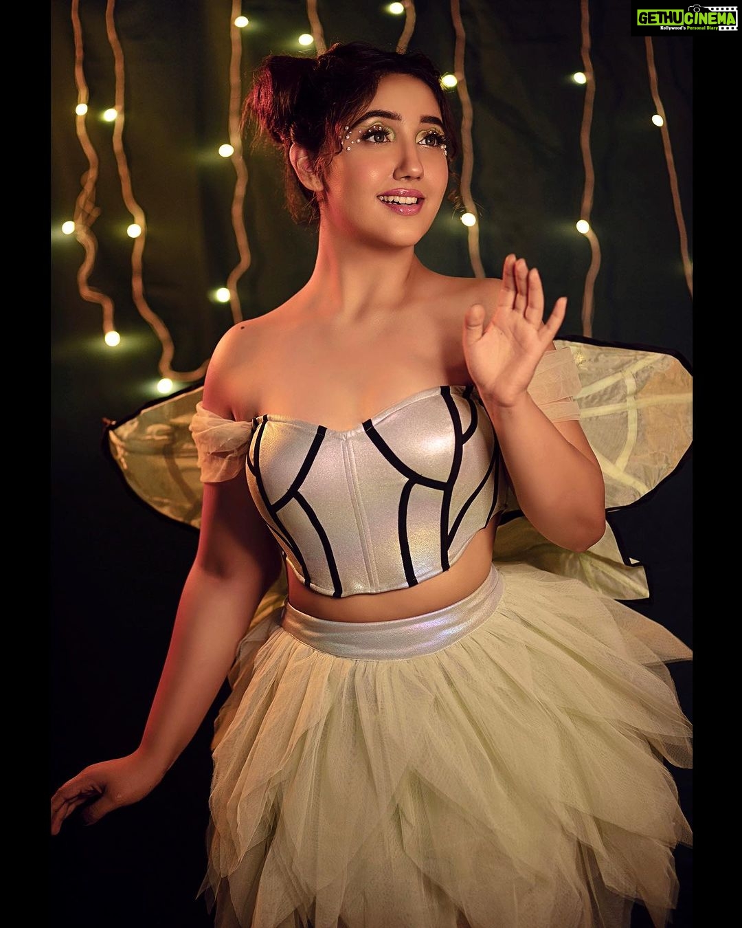 Ashnoor Kaur Instagram - โLaughter is timeless. Imagination has no age. Dreams are forever.โ โ Tinker Bell๐ง๐ป . . . ๐ @leaclothingco x @mad.micron ๐งฃ @littlepuffsofhappiness @styleitupwithraavi ๐ธ @potraitdeewana ๐๐ปโโ๏ธ @flawlesshair_by_sharmila ๐@jyotijainmakeovers