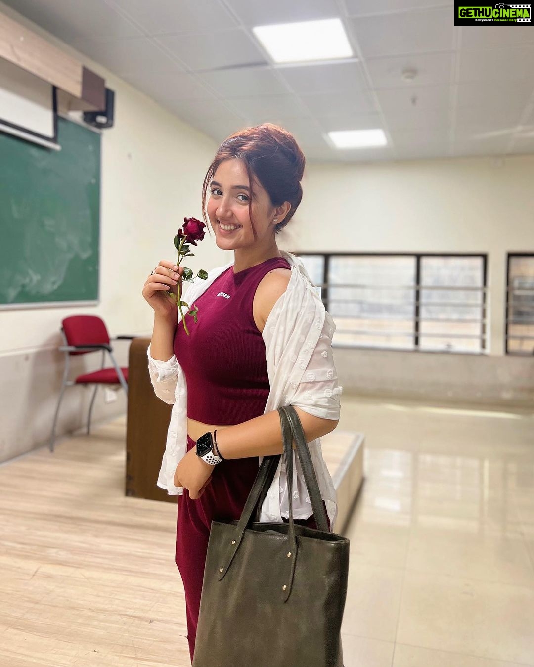 Ashnoor Kaur Instagram - ‘Cause it’s vacation szn and I kinda miss college♥️ At College