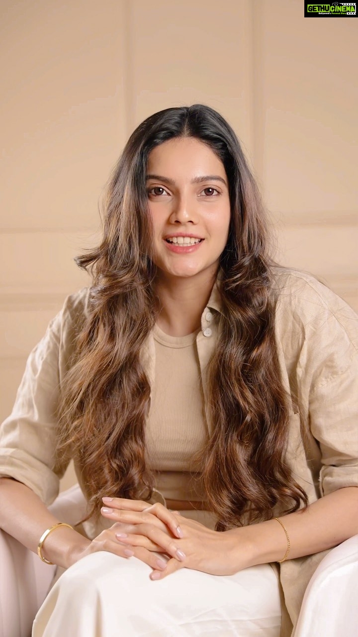 Ashrita Shetty Instagram - Our hair goes through a lot during the festive season but this new hair saviour has helped me in keeping them healthy, shining & nourished. 🌟 L'Oréal Paris Extraordinary Oil Serum has taken my hair game to the next level . Don't miss out on this new must have product for the holidays ! ✨ @lorealparis @amazonfashionin #AD #ExOilSerumToShine #ExOilSerum #LorealParisIndia
