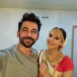 Astha Agarwal Instagram - A special click from my jawan movie shoot schedule with #sunilgrover Though, this look & those scenes aren't the part of the final edit, nonetheless those memories will be cherished. Soon , I'll upload a #vlog on my #youtube channel about my shoot experience, coz I have lots to tell 🥰 Till then, enjoy the movie , now available on #Netflix . . . . #jawan #shahrukhkhan #movie #srk #my #first #bollywood #film #blockbuster #trending Charni Road .