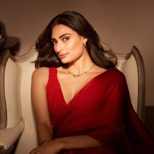 Athiya Shetty Instagram - Celebrating love on my first Karwachauth with this beautiful & timeless @bulgari Mangalsutra. ♥️
#HappyKarwaChauth #Bulgari #BulgariMangalsutra #BulgariJewelry #Bzero1 #Collab