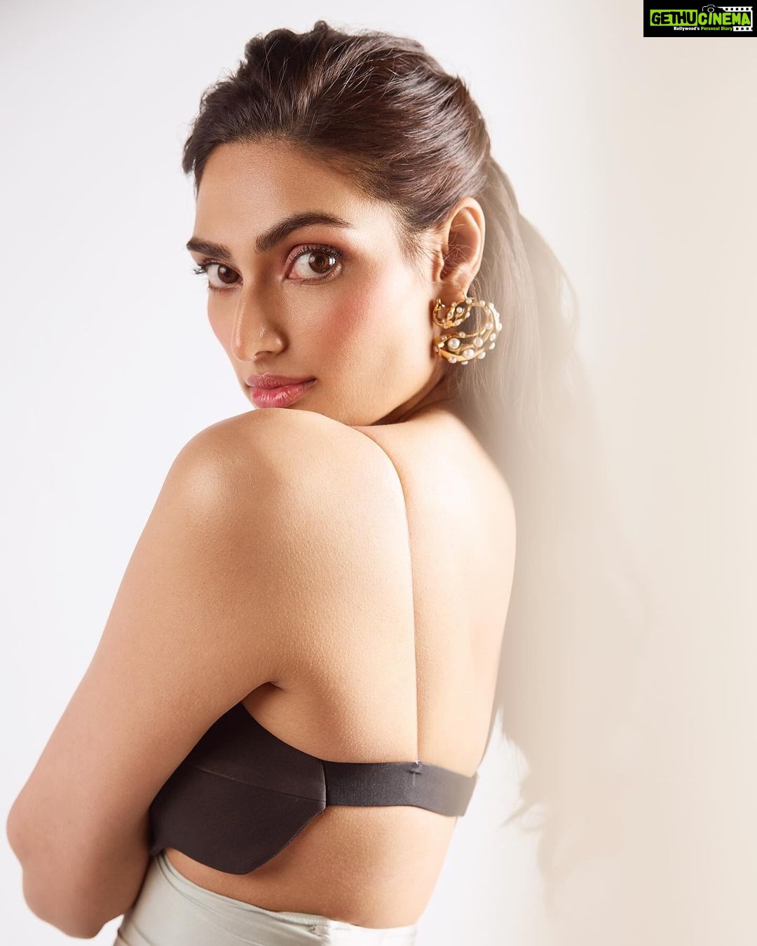 Athiya Shetty Instagram - @shivanandnarresh x @birkenstockin x @lakmefashionwk 🐚🤎🌴