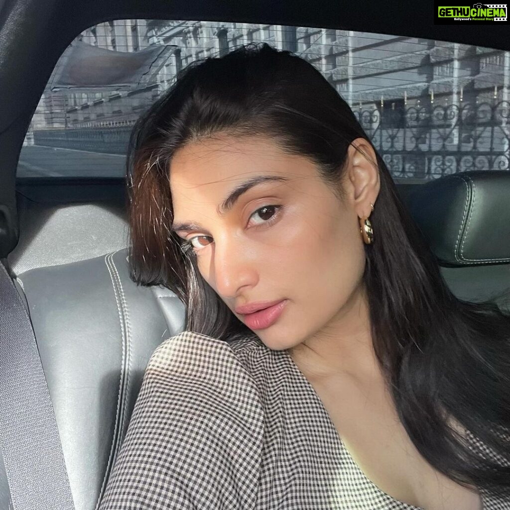 Athiya Shetty Instagram - nope, no bed bugs in sight! 🔍🇫🇷🤭