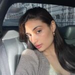 Athiya Shetty Instagram – nope, no bed bugs in sight! 🔍🇫🇷🤭