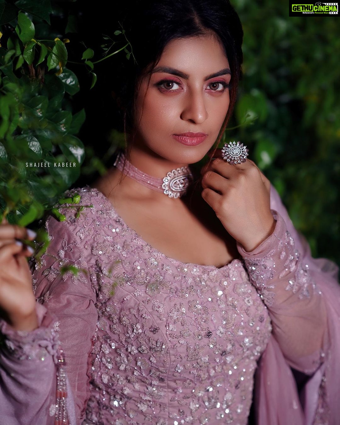 Athmiya Instagram - 💜 📸 @shajeel_kabeer 🎨 @vivekrb_ Costume n styling @zohibzayi Hair n makeup @glam__station_ Location @nadhiyoram Nadhiyoram River Retreat