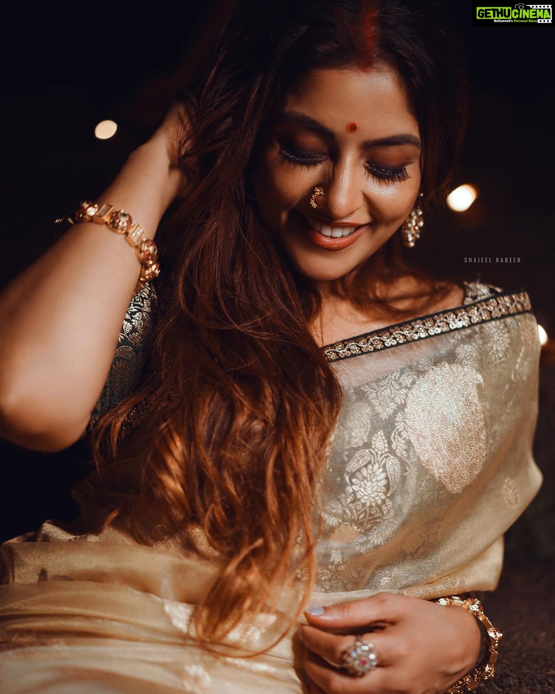 Athmiya Instagram - πͺ Photography @shajeel_kabeer π¨ - @vivekrb_ Costume @zayi_design_vague Styling @zohibzayi Make up @glam__station_ Jewelry @nakashibridal Location @nadiyoram Thanks to @ameerkbasheer @nichukka123