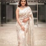 Athulya Ravi Instagram – Unleashing the inner sparkle ✨ #sparkle #innersparkle #lifegoals #everydayisagift ! 
Jwelry @kalyanjewellers_official 
Saree @shavetaandanuj 
M&H @mua_vijisharath 
Styling @manogna_gollapudi 
Assistant @sunandini_vijjagiri