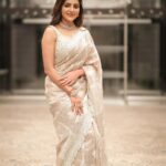 Athulya Ravi Instagram - Unleashing the inner sparkle ✨ #sparkle #innersparkle #lifegoals #everydayisagift ! Jwelry @kalyanjewellers_official Saree @shavetaandanuj M&H @mua_vijisharath Styling @manogna_gollapudi Assistant @sunandini_vijjagiri